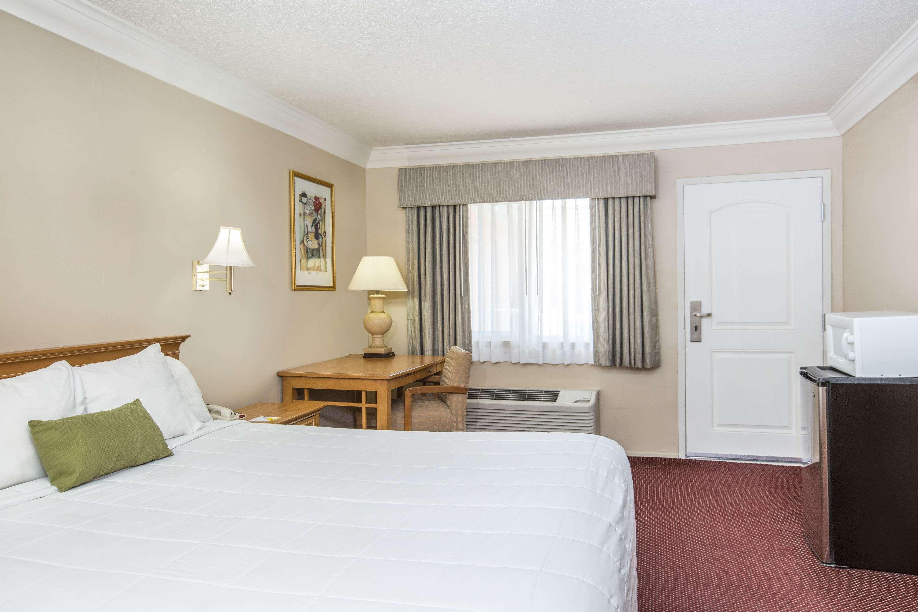 Days Inn By Wyndham Near City Of Hope Duarte Экстерьер фото